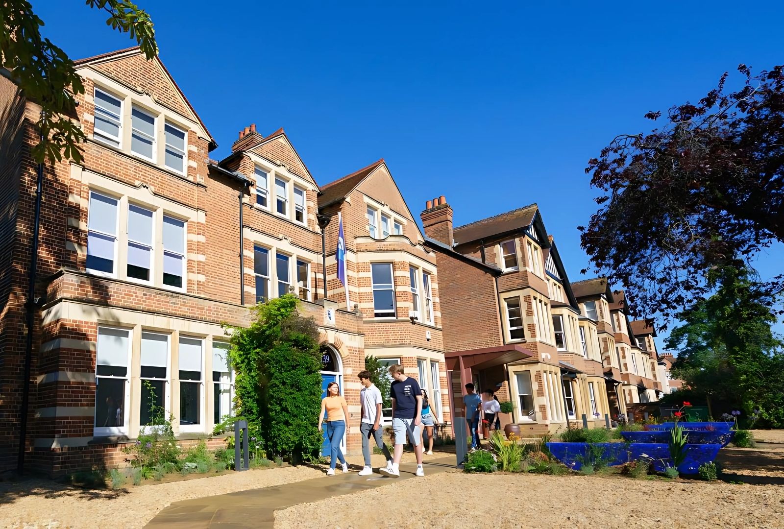 Boarding School na Suíça com campus alpino — programa IB multilíngue em Genebra ou Lausanne