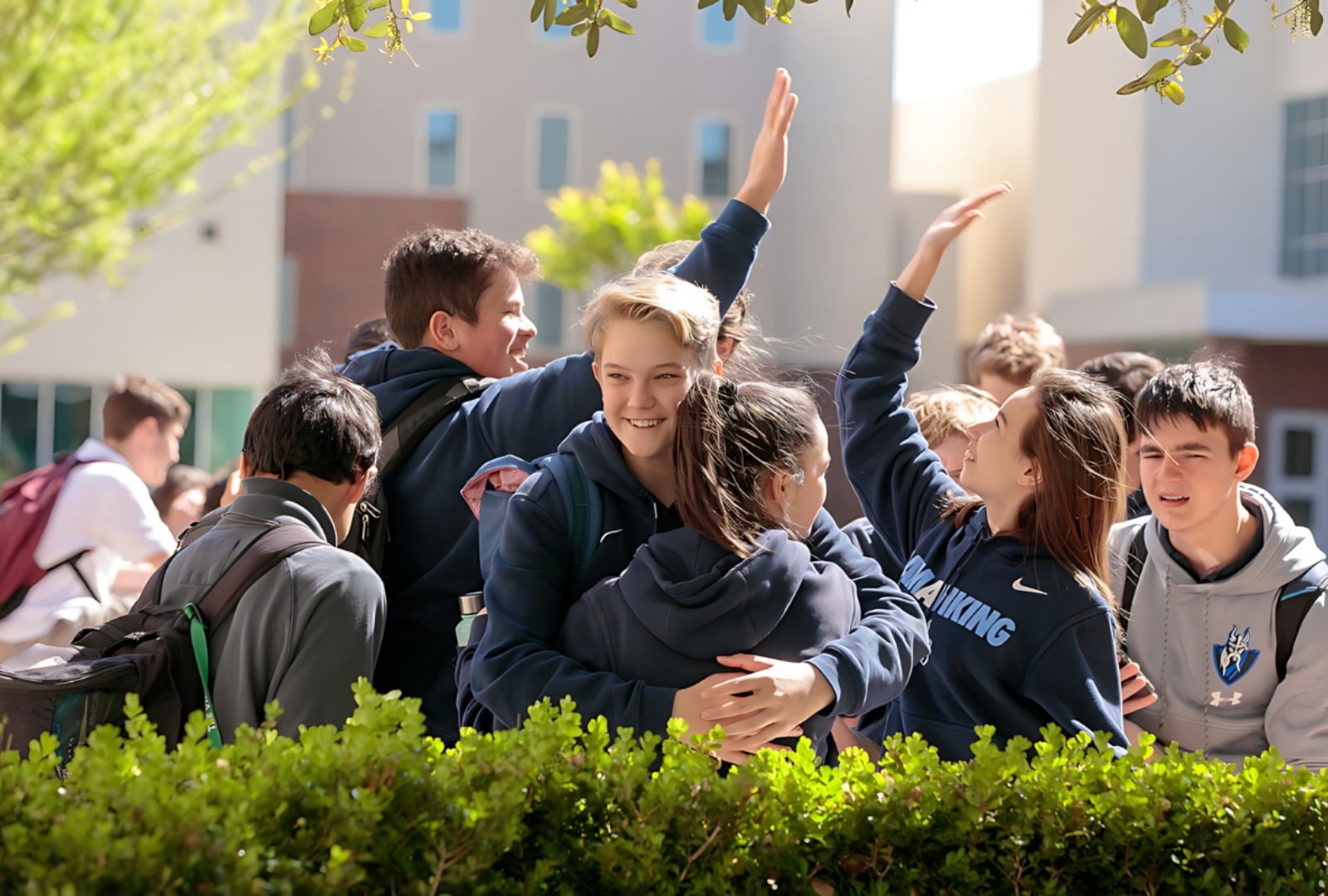 Estudante brasileiro celebrando ingresso em universidade de elite após Boarding School internacional — legado acadêmico iniciado com a Intervip